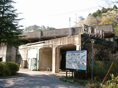 西青山駅駅舎。