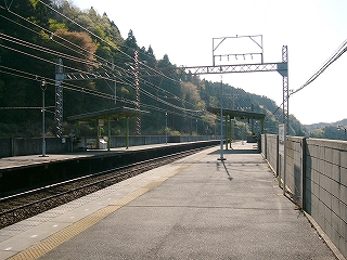 二つのホーム。左手には間近に森。