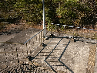 コンクリートの台の上に簡単なステンレスのパイプの柵。