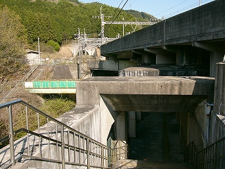 石の門のようなものをくぐる手前にて。