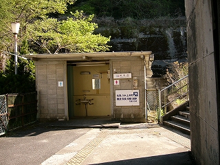 ブロック積みの素朴なトイレ。