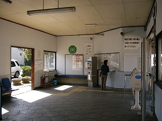 白い壁、白い天井の駅舎内。