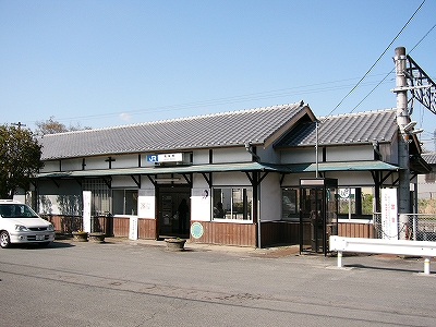 白壁瓦屋根の駅舎。