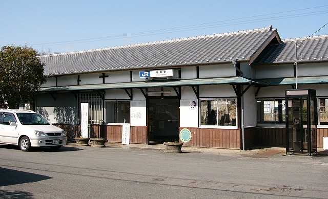 白壁瓦屋根の駅舎。