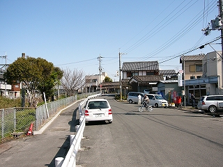 住宅、郵便局、広い道路。