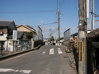 空に突き出す細い跨線橋。