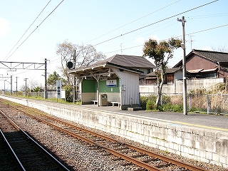 ホームの上にある簡単な木造の待合所。