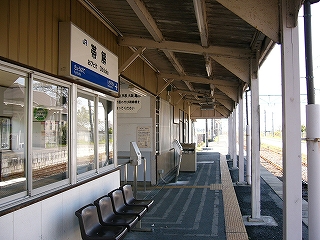 駅舎のあるホームの上屋の下にて。左手に駅舎の壁。