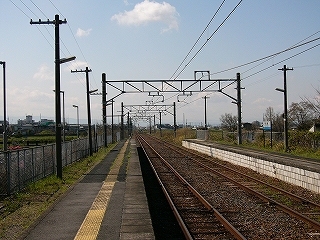 緑の田畑の中を伸びてゆく線路。