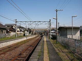 左手に線路内、そしてホーム、その向こうには住宅の裏手が接している。