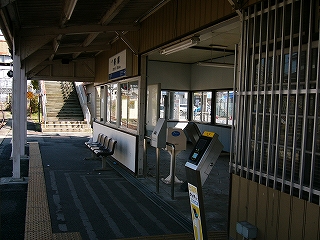 イコカタッチのある無人の改札口。