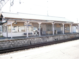 向かいのホームの上屋は駅舎の軒下のようになっている。