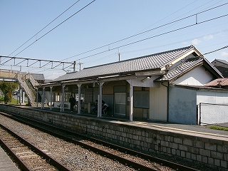 線路内、駅舎。