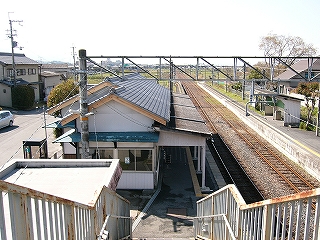 駅舎の妻面を見て。