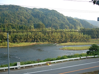 道路と幅の広い川、そして低い山。