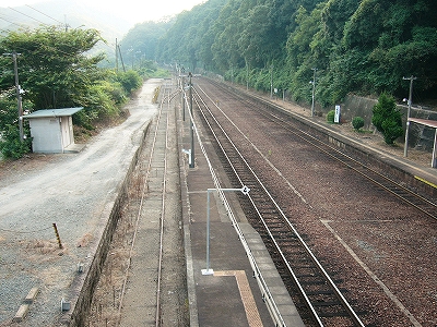 左に砂に埋もれかけレールだけ見えたような長い側線。ホームを挟んで二本の本線、そして上り線ホーム。