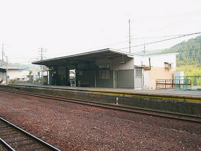 広くて太い停車場を挟んだ向こうのホームにある駅舎を右斜めに見て。