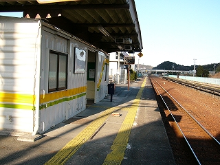 窓枠の下あたりに黄色と黄緑のラインの入った貨車を転用した待合室。