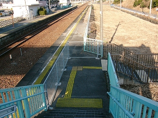 フェンスで囲まれた階段降り口。