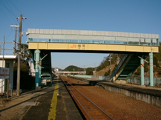 階段の無いほうから跨線橋を見て。黄色に塗られた桁が鮮やかだ。