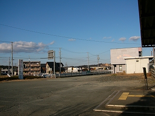 駅を出た右にも広いスペースが広がっている。