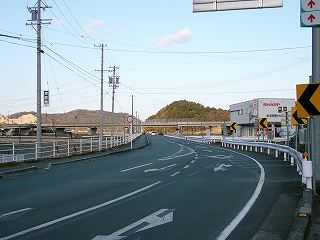 右折ラインのある道路。