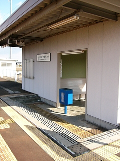 ホームから駅舎内に向かうのに付けられた三方の数段の階段が特徴。