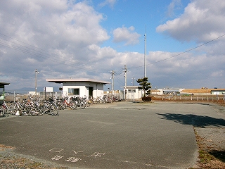駅前のスペースを俯瞰して。駅の規模にしては駅前のアスファルトの敷地は広い。