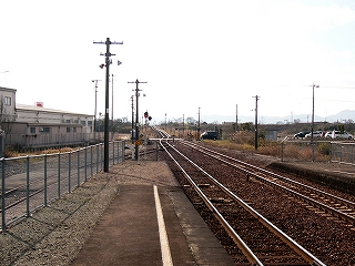 建物があまり見当たらない風景のなか、二線が遠くで一線になっている。