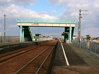 階段のないほうから見た跨線橋。運転士から見える部分に「JR六軒」と書かれてある。