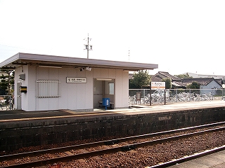 駅構内から見た駅舎の出入口。白い壁に長方形の間口が開いているだけ。