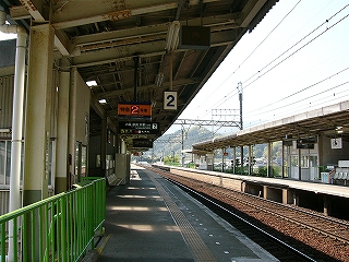 片面ホーム。線路内に向かって上屋が上に反っている。