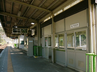 ホームの脇にしつらえられたプレハブ風の待合室。