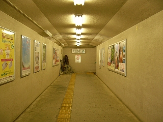 ポストーもまばらな地下道内。