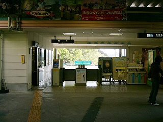 三レーンの改札口。開いているのは窓口よりの左側だけ。