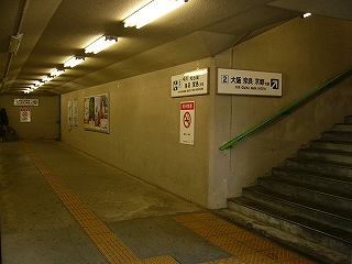 クリーム色の壁の地下道内。電灯が一列に並ぶ。誰もいない。