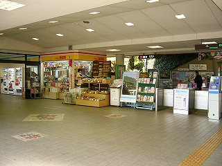 売店と土産棚、パンフレット棚。