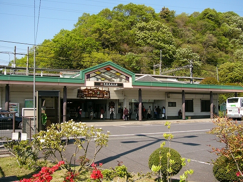 ロータリーの植え込みと駅舎。