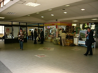 ベージュのタイル張りのコンコース。