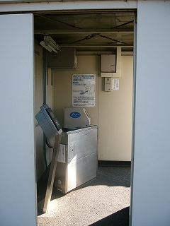 左にステンレスの自動入場記録機があり、すぐ突き当たって左に出口があるらしく、光が差し込んでいる。