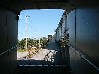 上り坂のトンネル内から抜けてしまう寸前に青空を見て。その先にも坂が続き、行き着いた先には改札小屋がある。