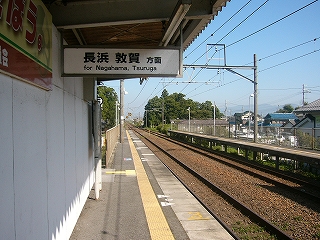 ホームの屋根の下から、右に茶色のバラスとの線路内と屋根のなくなっている隣のホームが長々と延びゆくのを眺めて。