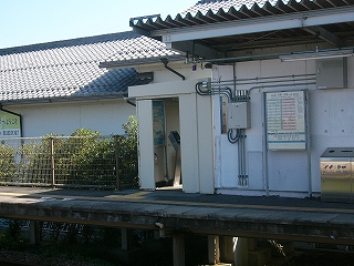 向かいのホームの屋根がちょうど途切れる所に改札小屋への入口がある。中にICOCAタッチときっぷ回収箱のあるのがちらっと見えている。