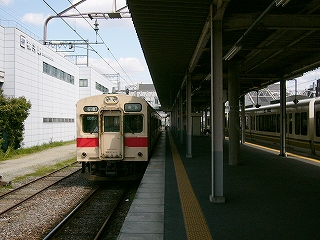 ベージュ地に赤いラインの入った105系列車。