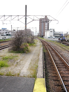 土の詰まったホーム。枯れた植え込みが中央にぼつぼつ並ぶ。