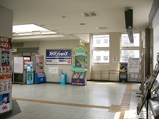 白いコンコース。窓。パンフレットの棚。