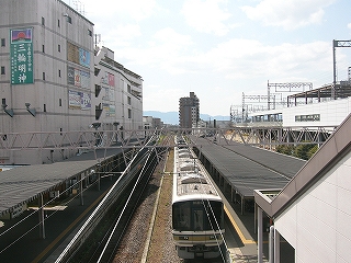 二線を俯瞰して。左手にビル。