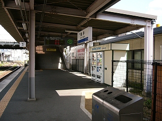 階段前のスペースに自販機とゴミ箱が置かれている。