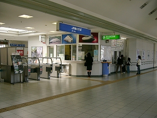 自動改札と斜めにカットされた出札口。