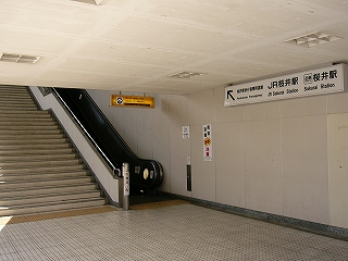 階段とエスカレータの下りたところ。